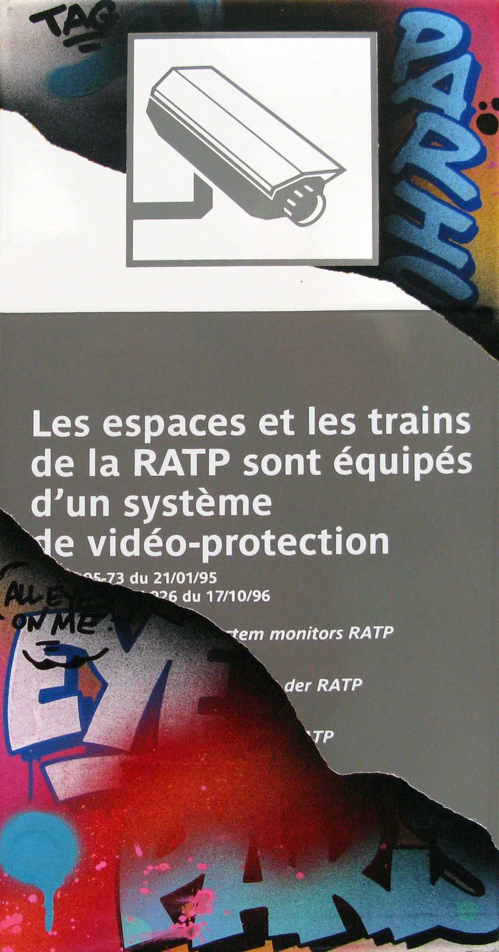 Sculpture de KENY a pour titre  PLAQUE METRO EYES ON ME style graffiti, street art dim : KENYprix:400