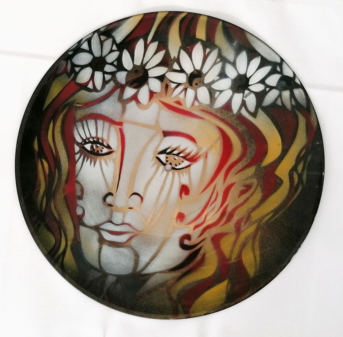 Sculpture de ARTISTE OUVRIER a pour titre  LA FEMME AUX FLEURS style figuratif dim : ARTISTE OUVRIERprix:200