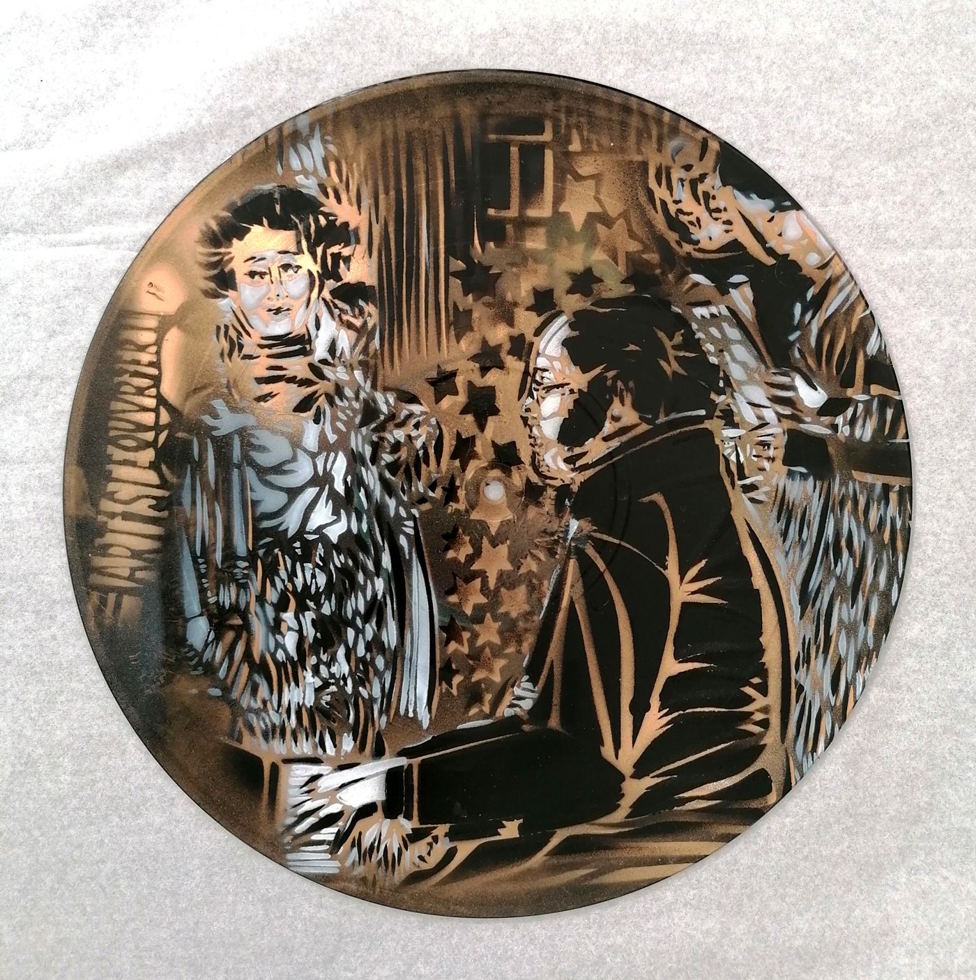 Sculpture de ARTISTE OUVRIER a pour titre  LE PIANISTE SELON KLIMT style figuratif dim : ARTISTE OUVRIERprix:200