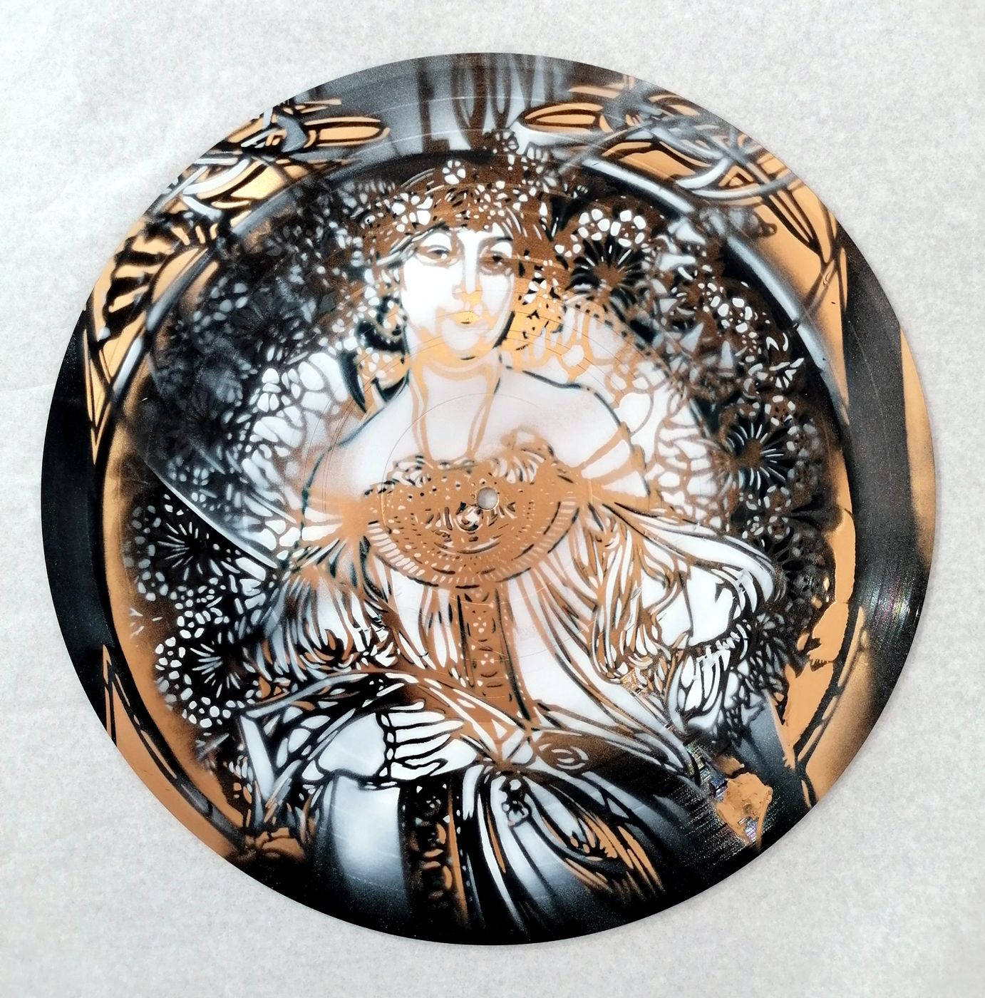 Sculpture de ARTISTE OUVRIER a pour titre  LECTRICE MUCHA 2 style figuratif dim : ARTISTE OUVRIERprix:200