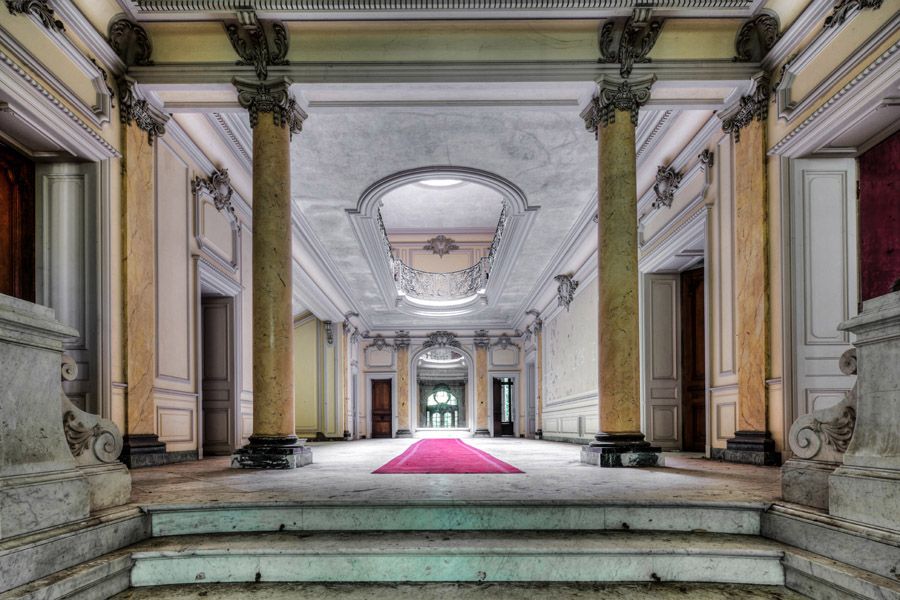 Photo de CHRISTIAN BRUNEAU a pour titre  TAPIS ROUGE style no dim : CHRISTIAN BRUNEAUprix:60