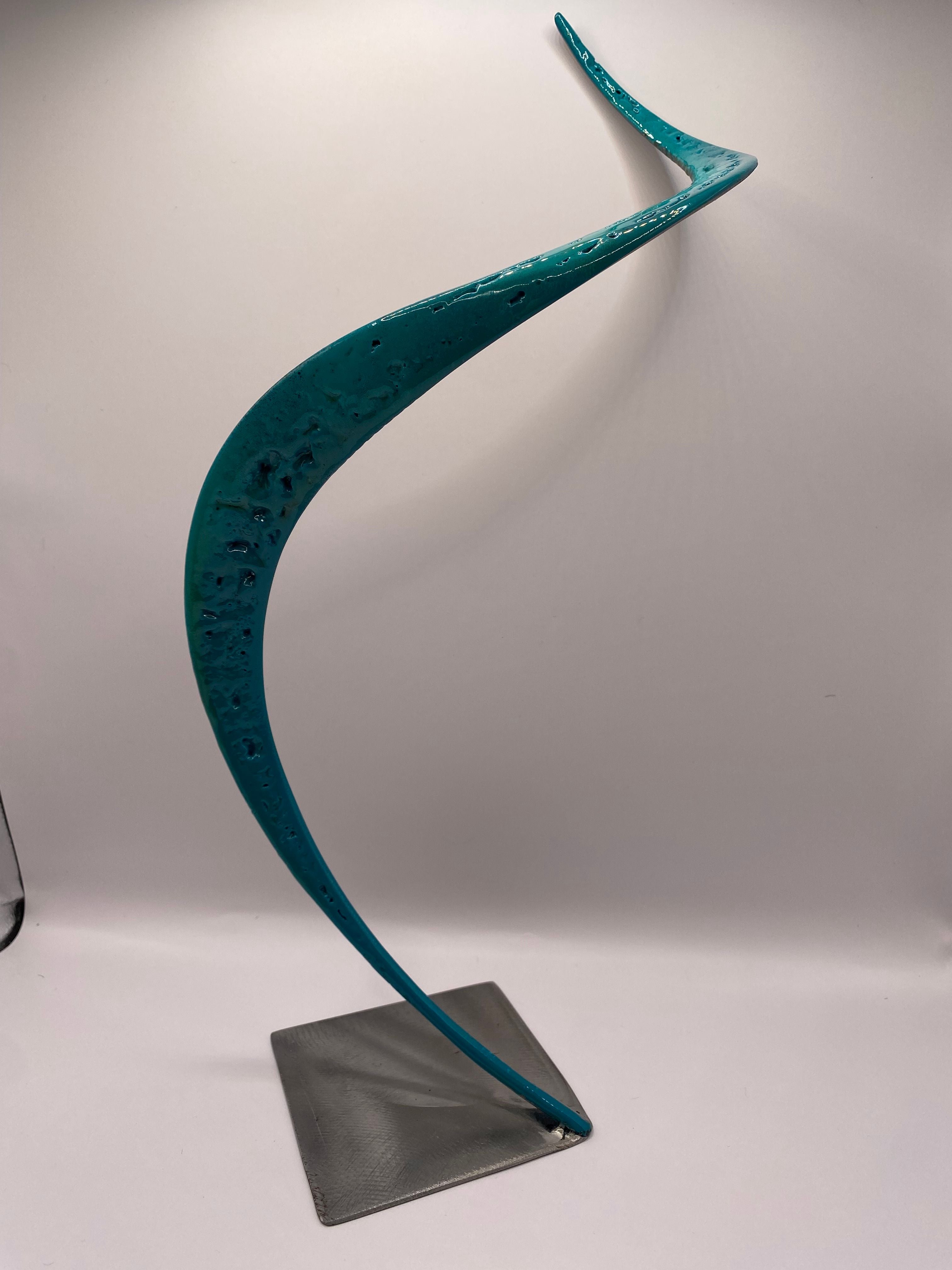 Sculpture de SERGE GUARNIERI a pour titre  RIBBON BLUE style no dim : SERGE GUARNIERIprix:130