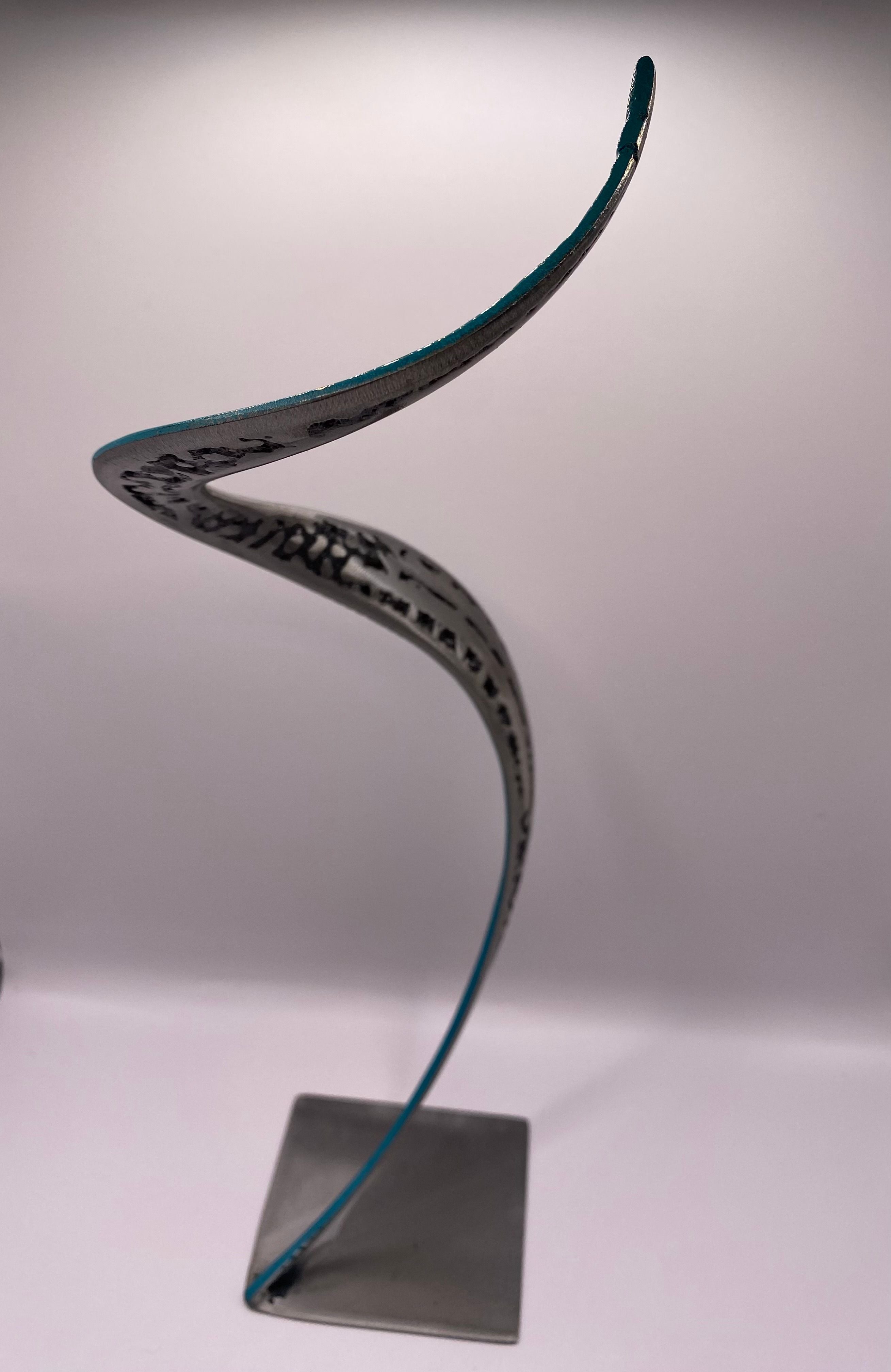 Sculpture de SERGE GUARNIERI a pour titre  RIBBON BLUE style no dim : SERGE GUARNIERIprix:130