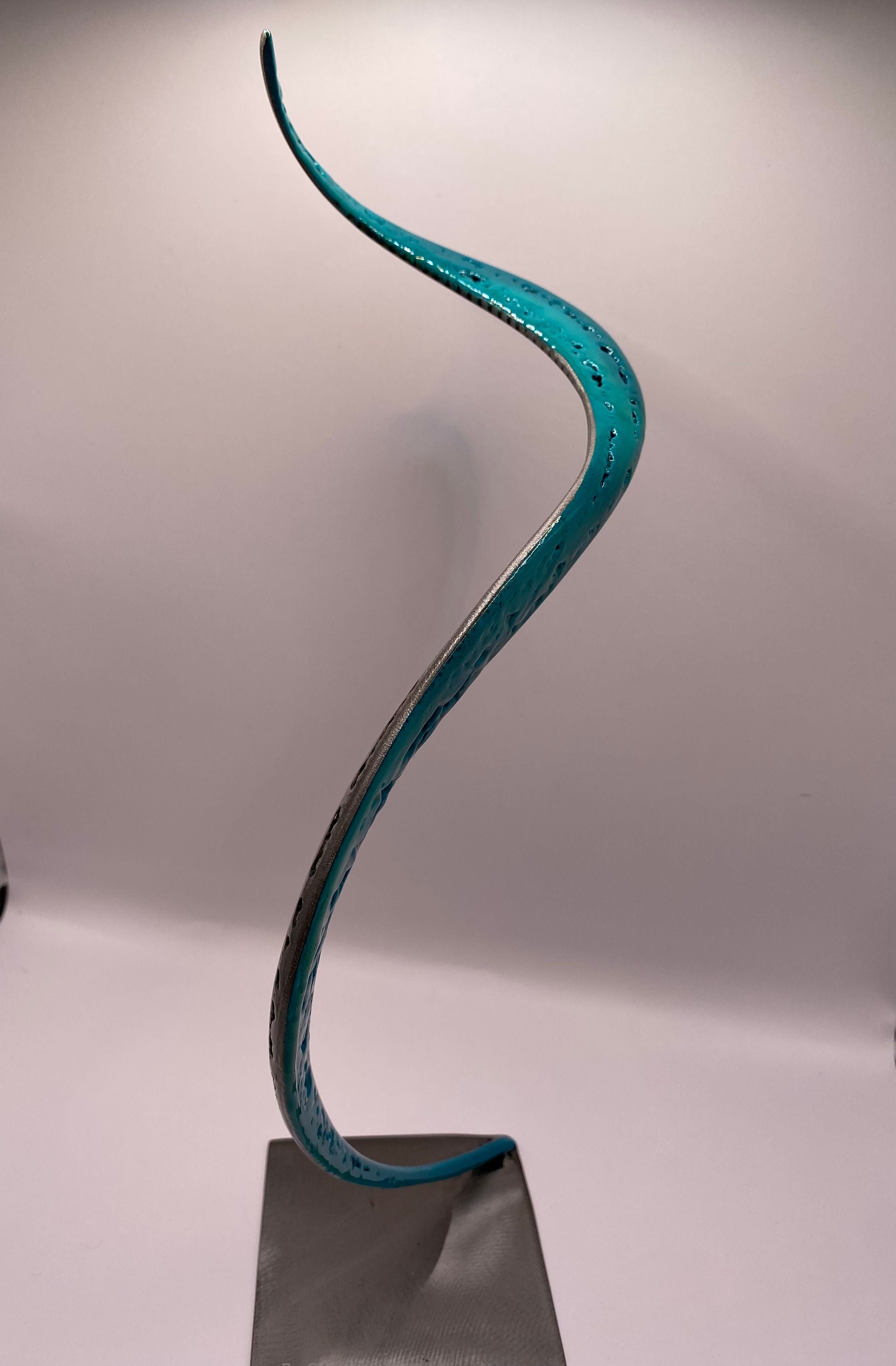 Sculpture de SERGE GUARNIERI a pour titre  RIBBON BLUE style no dim : SERGE GUARNIERIprix:130