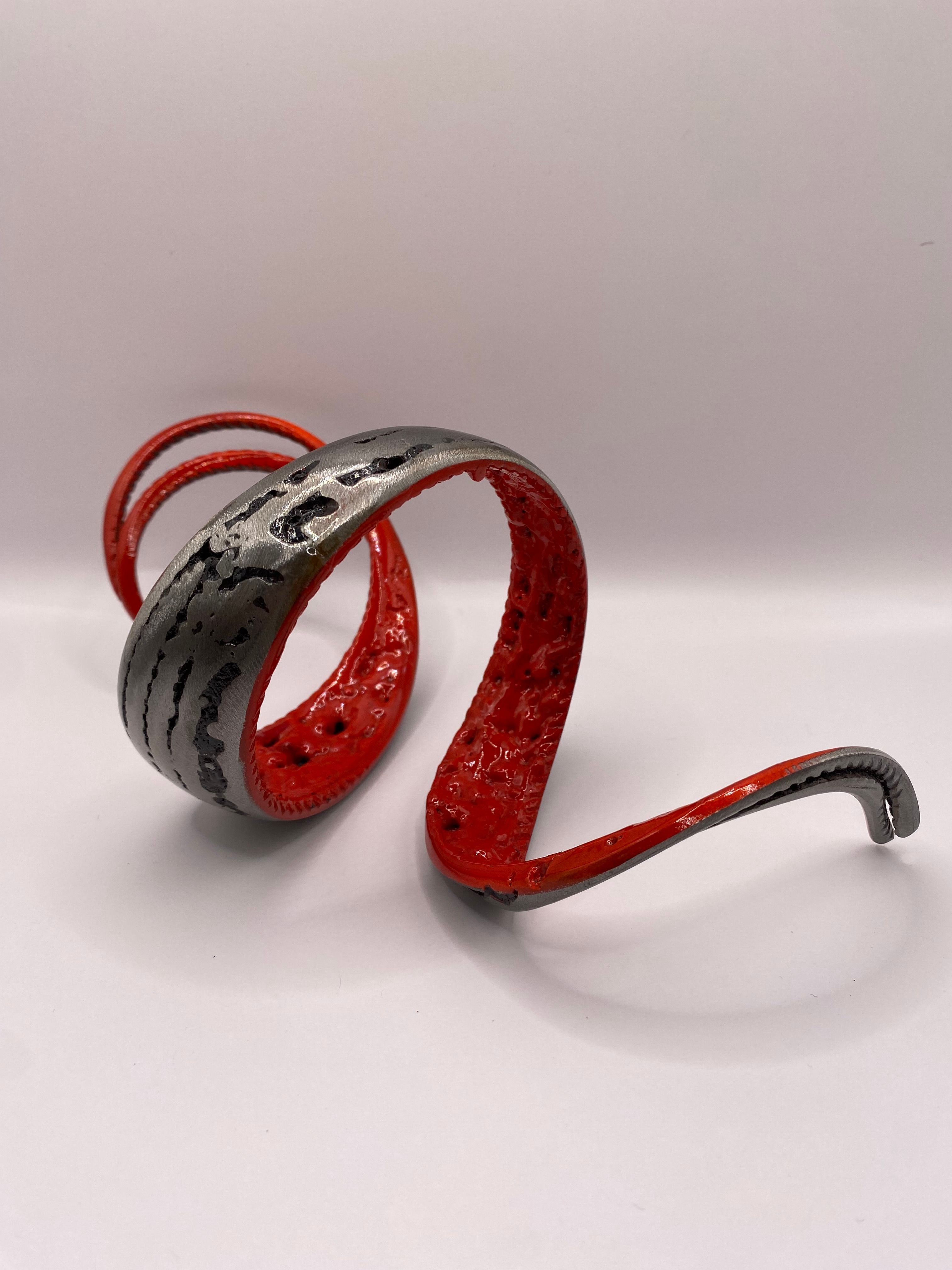 Sculpture de SERGE GUARNIERI a pour titre  SPIRALE ROUGE style no dim : SERGE GUARNIERIprix:130
