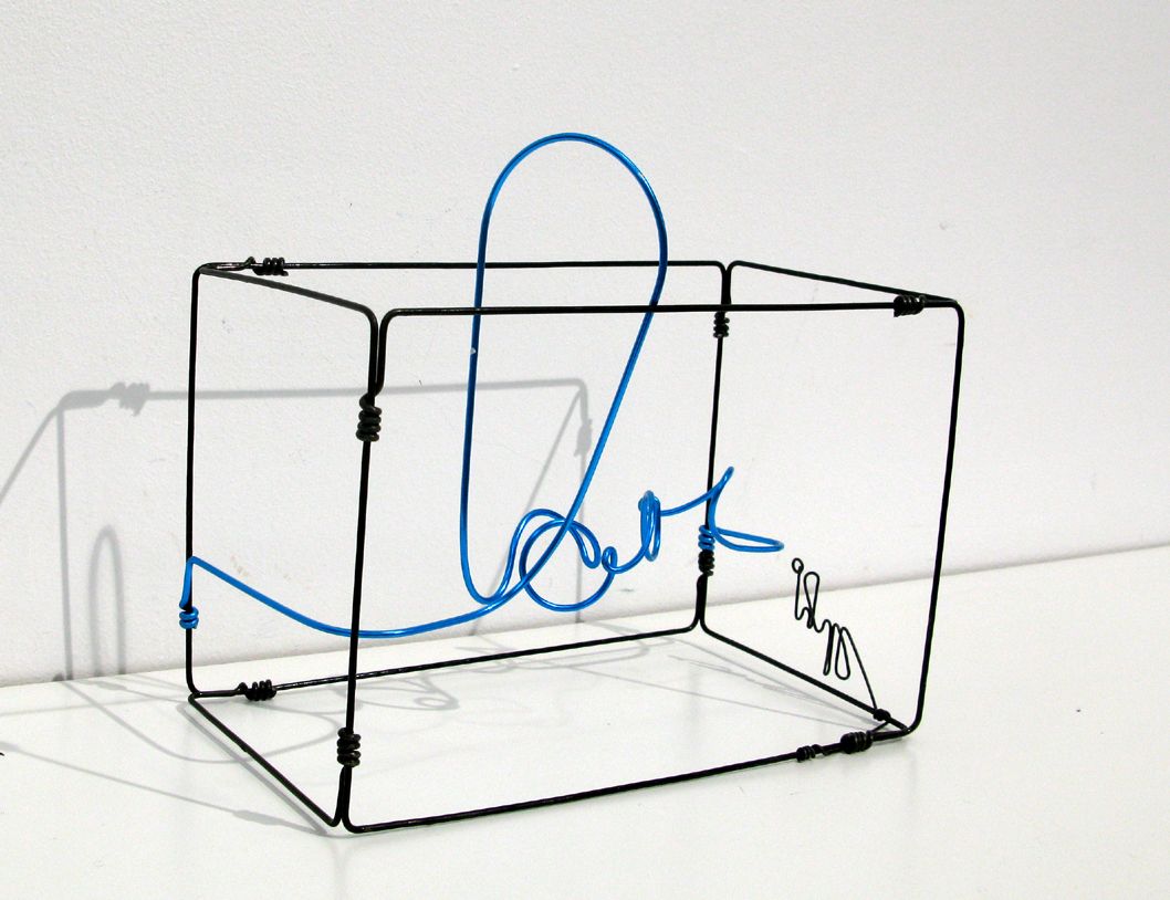 Sculpture de JPHI a pour titre  Love bleu petit 1 style figuratif dim : JPHIprix:200
