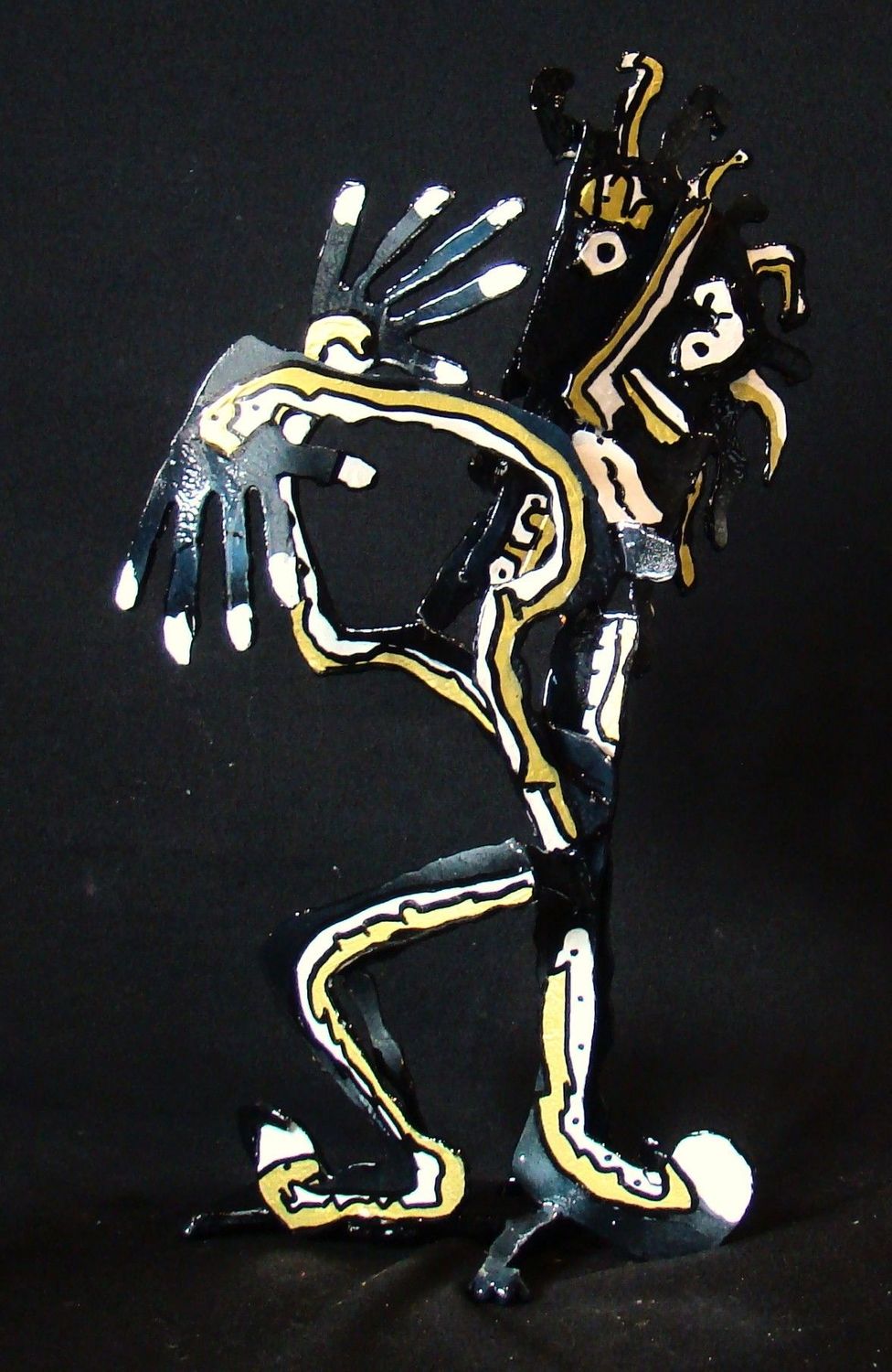 Sculpture de MICHADU a pour titre  Ceci n'est pas un Bras d'honneur style graphique dim : MICHADUprix:700