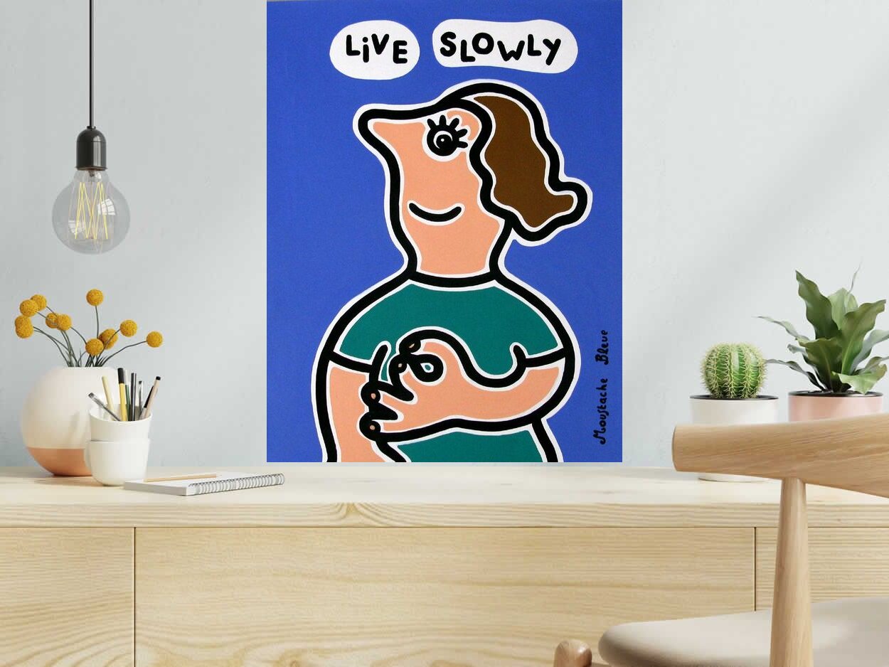 Dessin Live slowly de MOUSTACHE BLEUE dans un intérieur – 50 × 65 cm