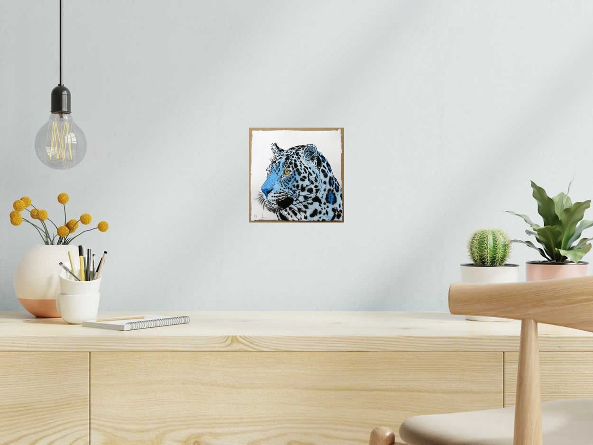 Dessin LEOPARD BLEU de MOSKO dans un intérieur – 20 × 20 cm