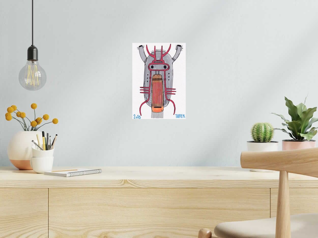 Dessin GRAND MASQUE GRIS de TAREK dans un intérieur – 30 × 21 cm