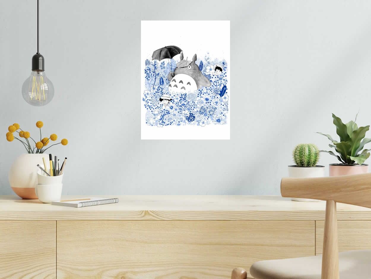 Estampe FLOWER TOTORO bleu de CAMILLE POLI dans un intérieur – 30 × 40 cm