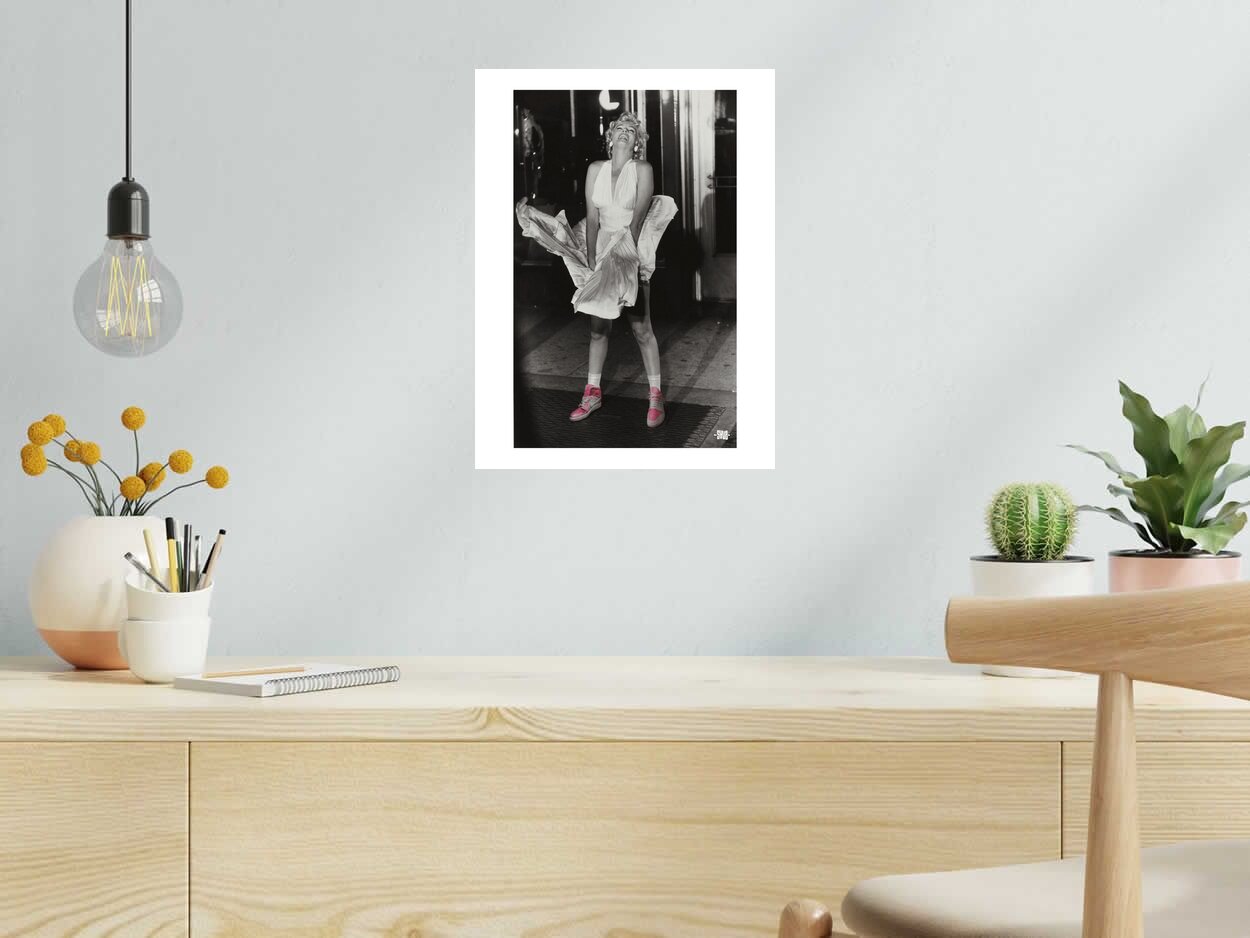 Estampe Barbie Marylin de SHUZ dans un intérieur – 30 × 40 cm