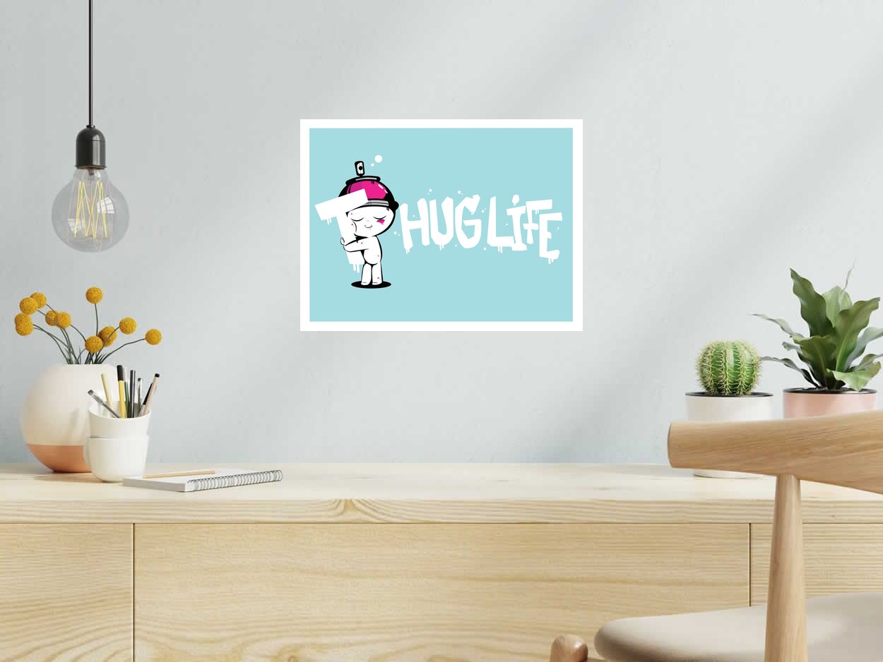 Estampe HUG LIFE BLUE de JUAN SPRAY dans un intérieur – 30 × 40 cm