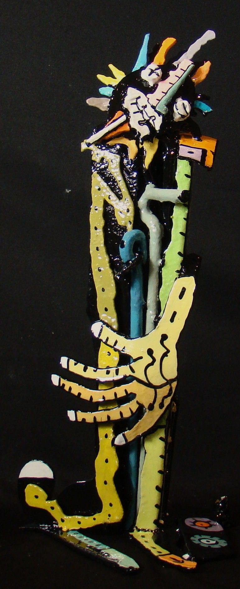 Sculpture de MICHADU a pour titre  Le triballien pastel style figuratif, graphique dim : MICHADUprix:2200