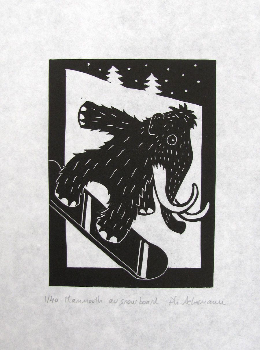 Linogravure figuratif petit format noir MAMMOUTH AU SNOWBOARD – PHILIPPE ACHERMANN – 18 × 24 cm