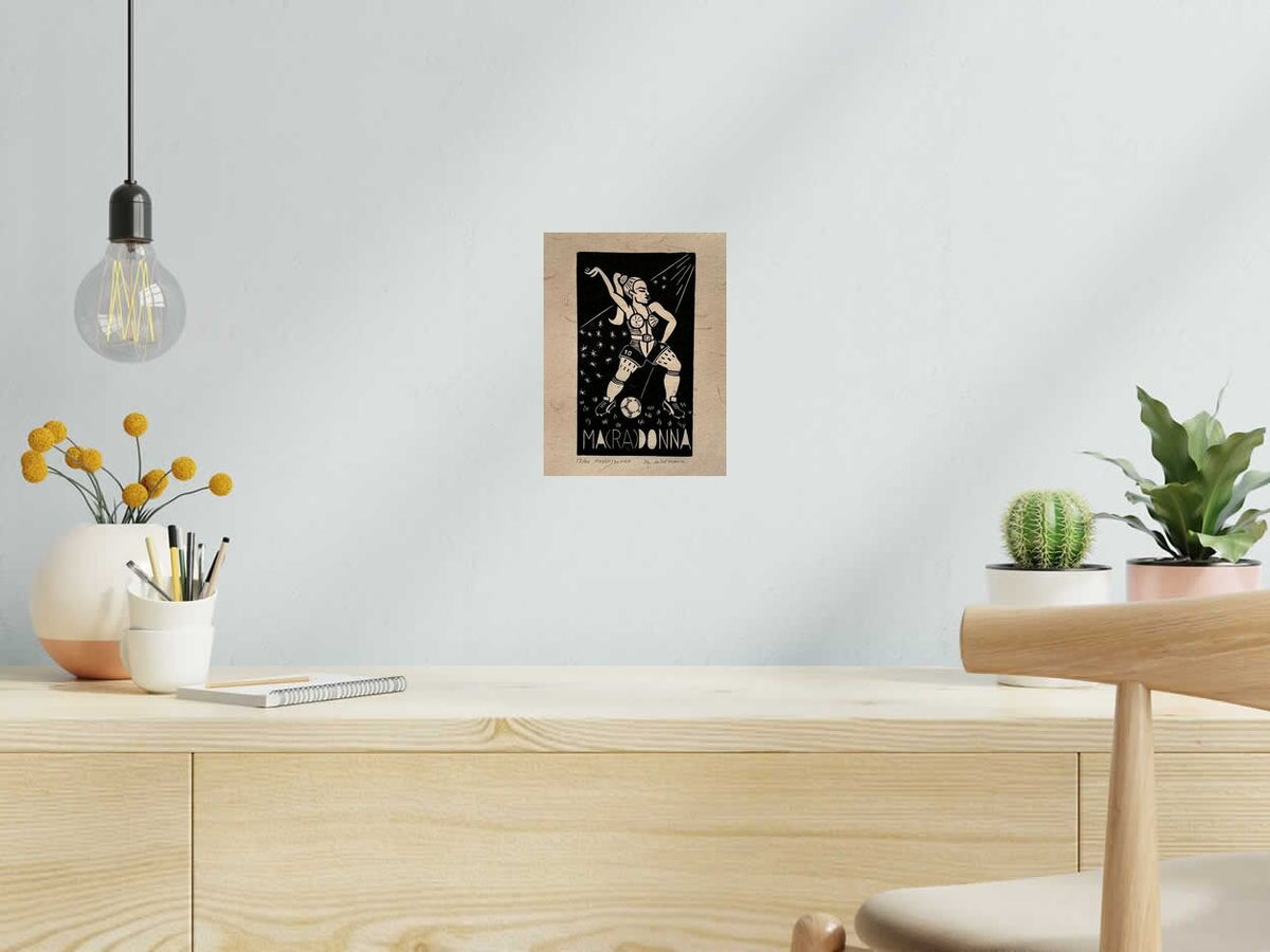 Linogravure Ma(ra)donna de PHILIPPE ACHERMANN dans un intérieur – 24 × 18 cm
