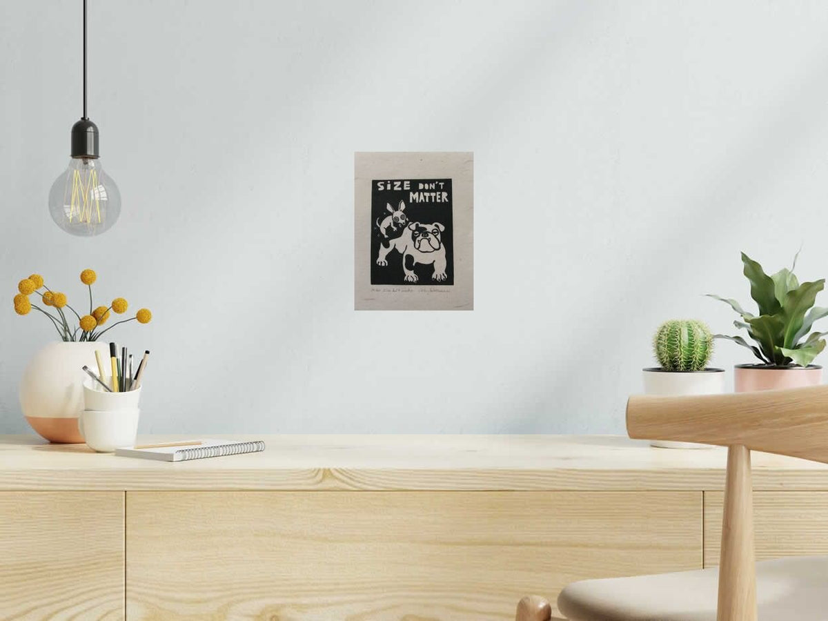 Linogravure Size don't matter de PHILIPPE ACHERMANN dans un intérieur – 18 × 24 cm