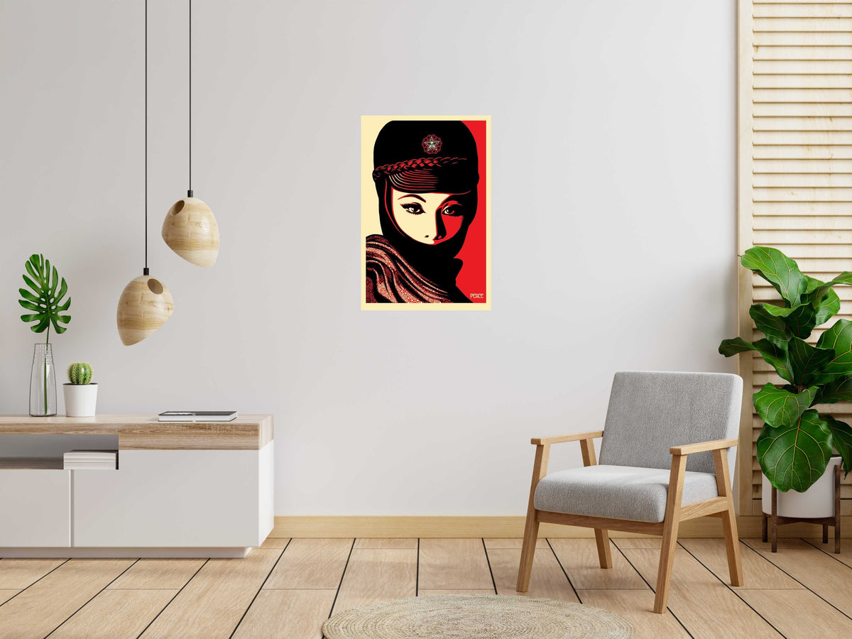Lithographie MUJER FATALE de OBEY : SHEPARD FAIREY dans un intérieur – 61 × 91 cm