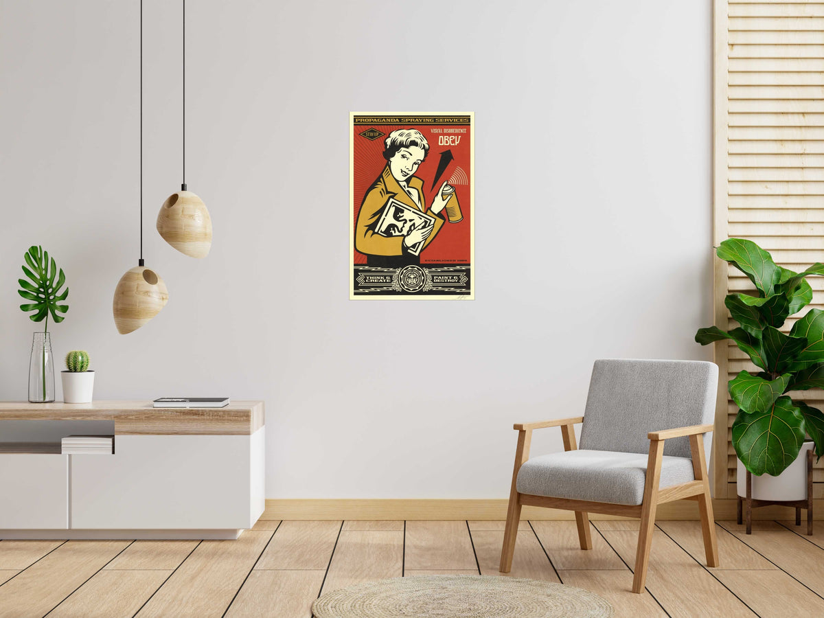 Lithographie Stay up girl de OBEY : SHEPARD FAIREY dans un intérieur – 61 × 91 cm