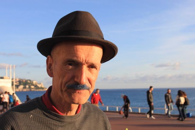 MOUSTACHE BLEUE