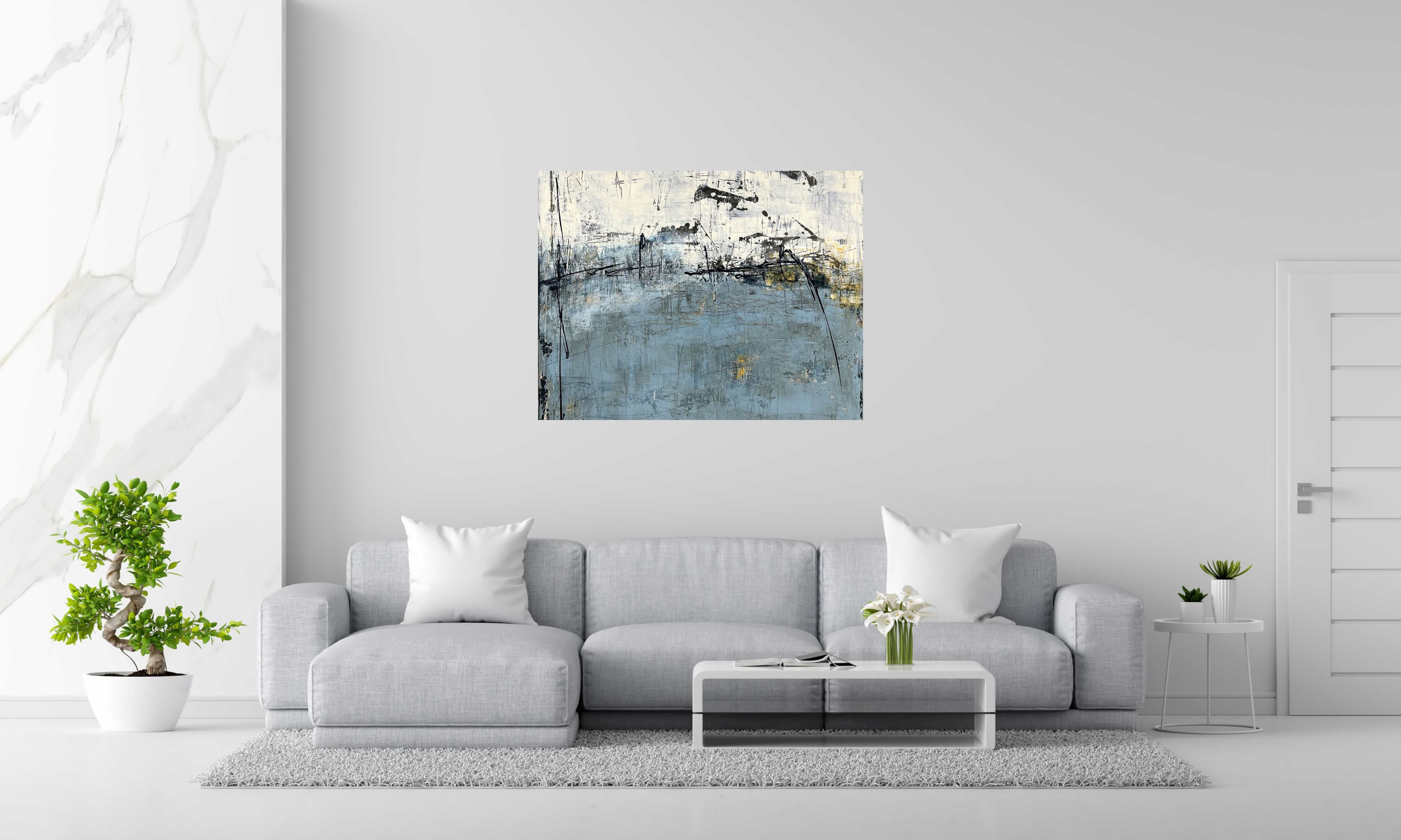 Peinture sans titre bleu de TANIA CARRARA dans un intérieur – 116 × 89 cm
