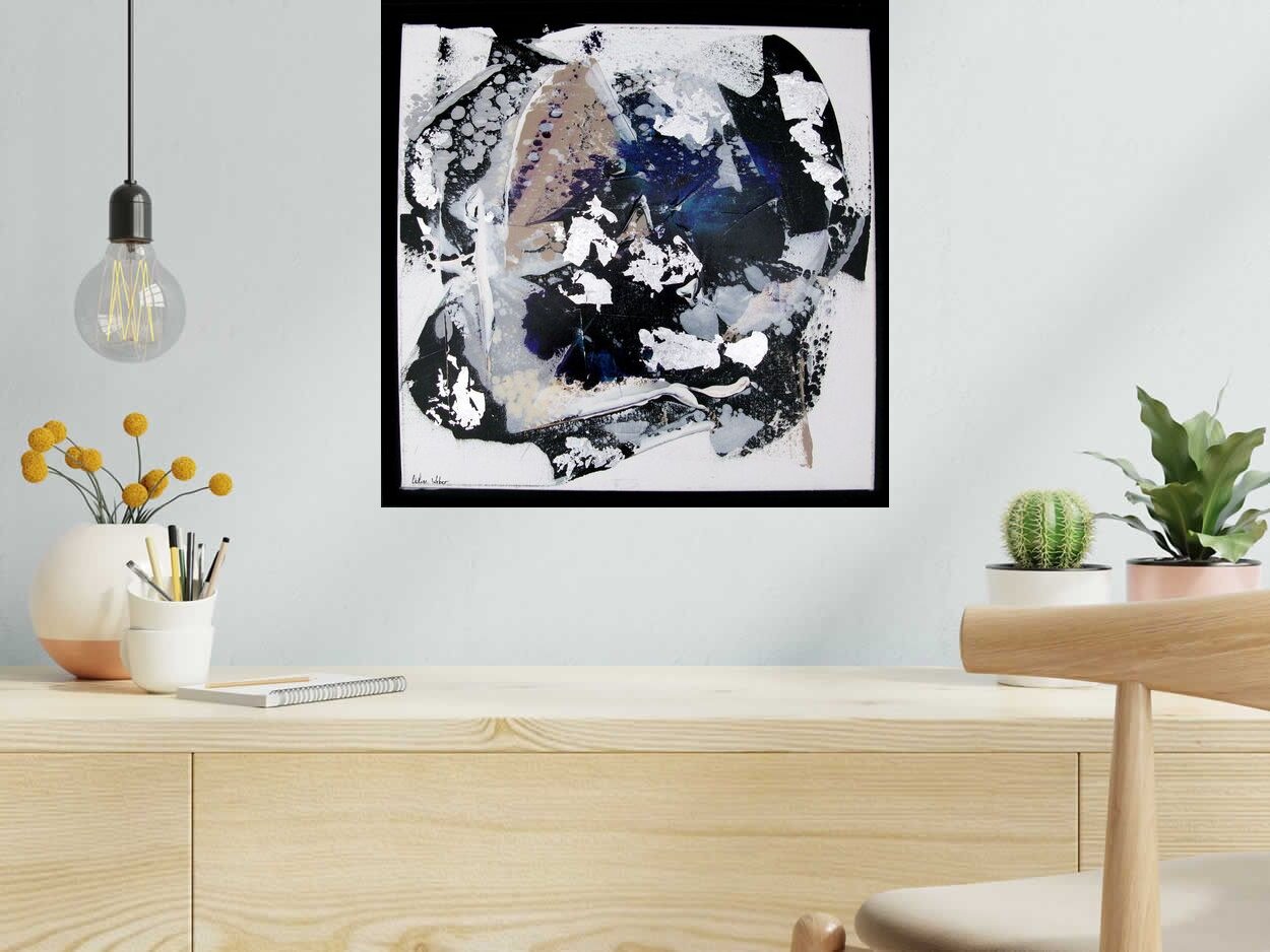 Peinture Fragments 10 - Midnight Blue de CELINE WEBER dans un intérieur – 50 × 50 cm