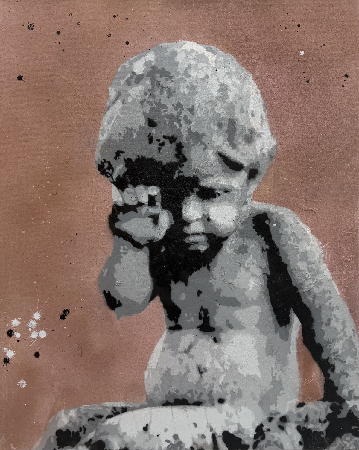 Peinture street art de MISS FUCK intitulée Ange, aérosol et pochoir sur toile, tons gris et rose, 65 x 81 cm