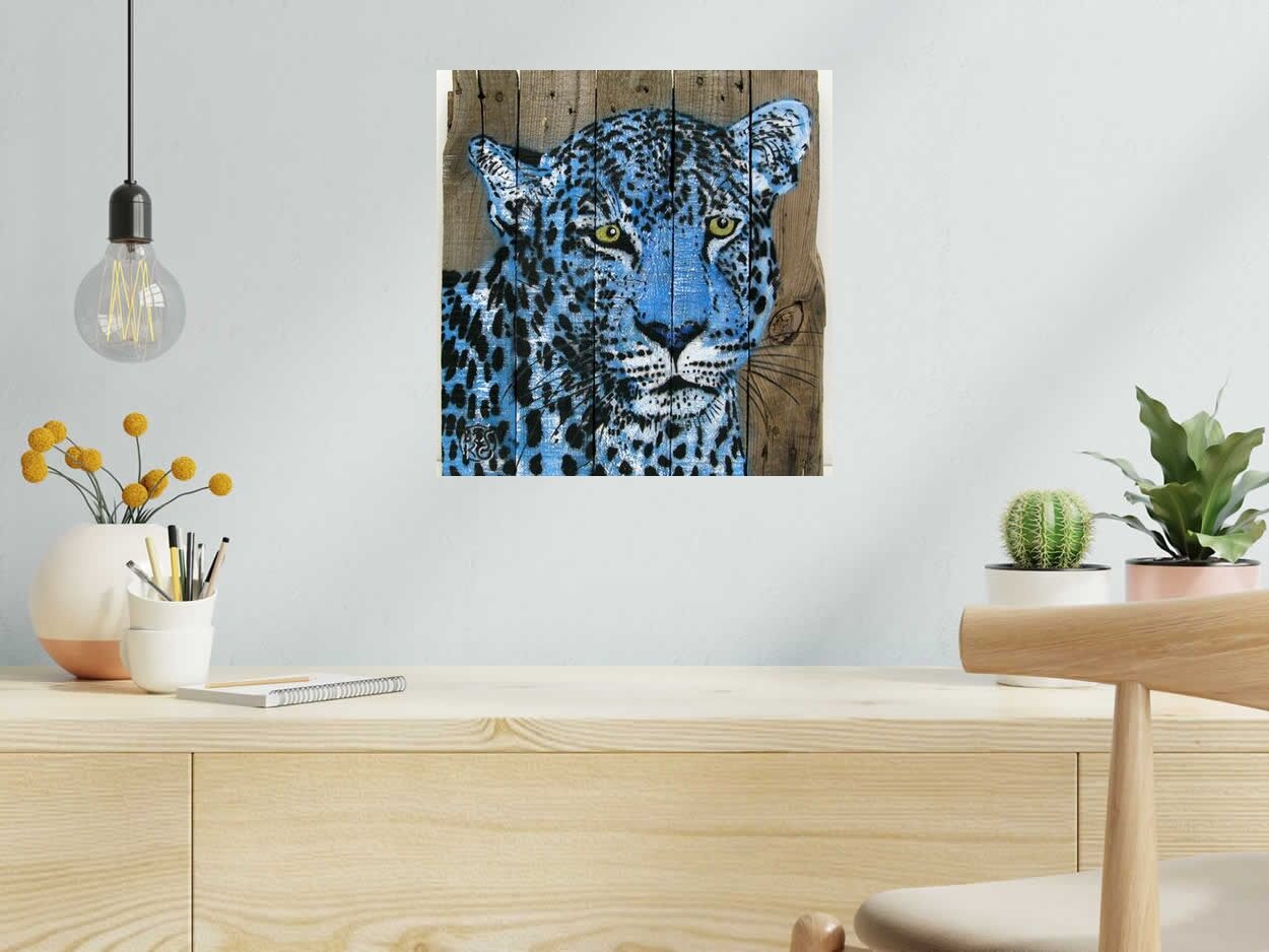 Peinture LEOPARD BLEU de MOSKO dans un intérieur – 39 × 40 cm