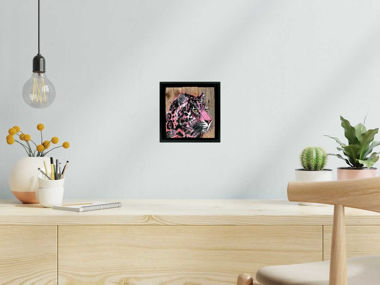 Peinture LEOPARD ROSE de MOSKO dans un intérieur – 20 × 20 cm