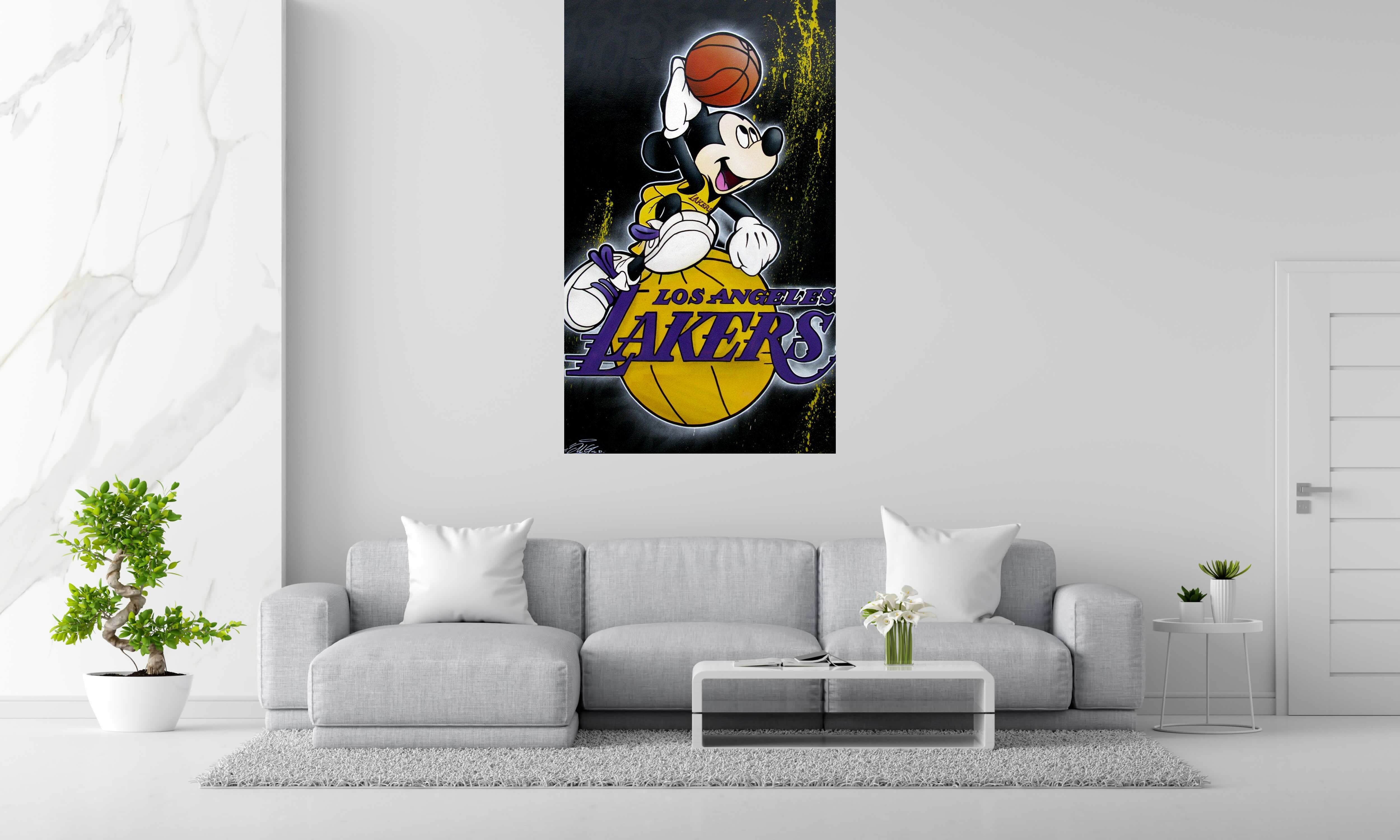 Peinture Mickey Lakers de JUG dans un intérieur – 97 × 162 cm