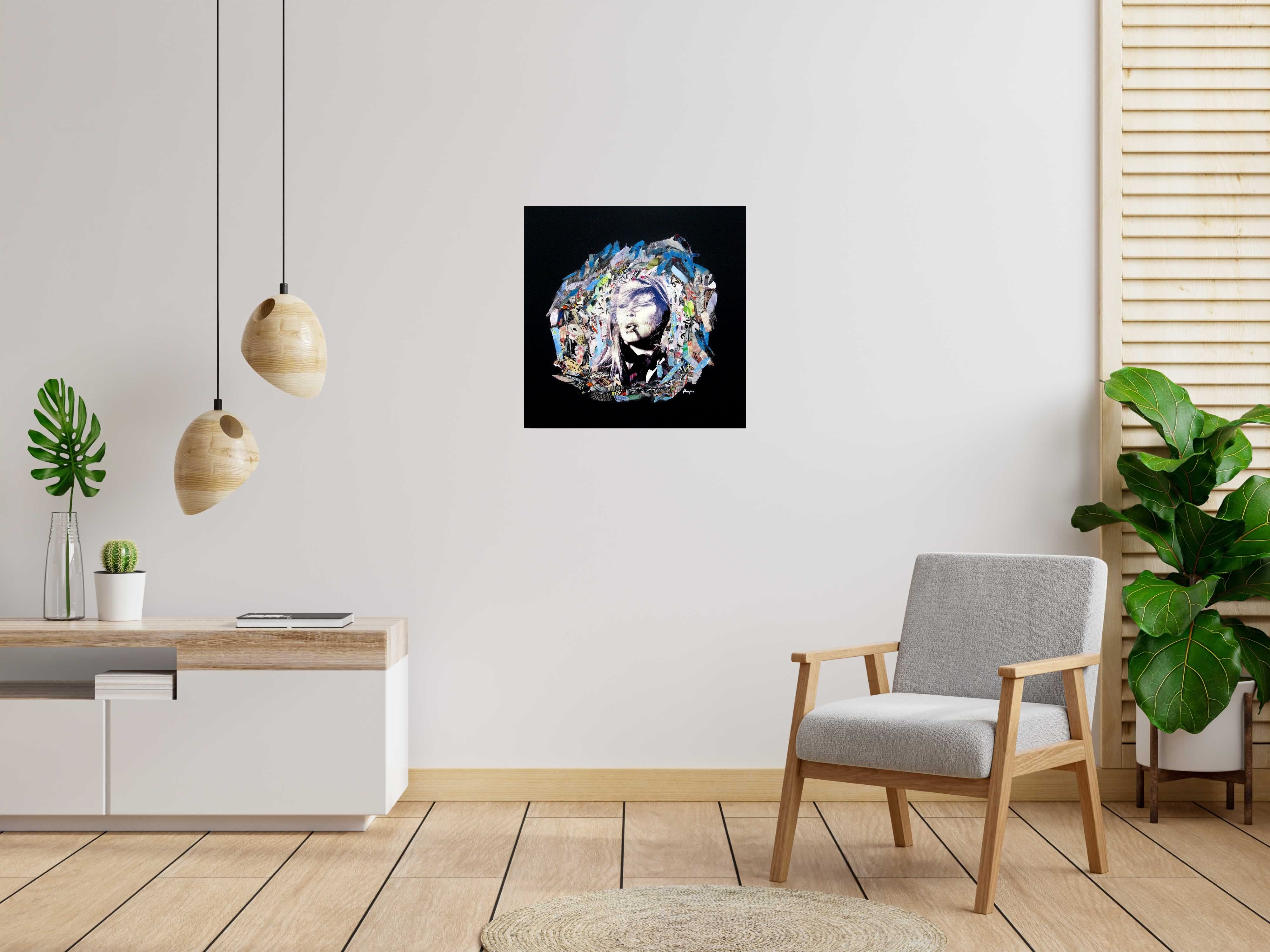 Peinture Queen B de FLOREPEA dans un intérieur – 70 × 70 cm