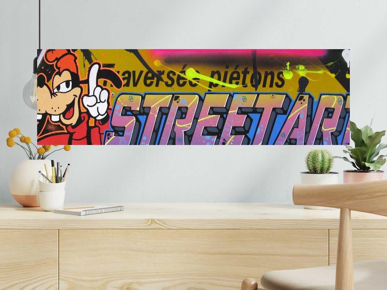 Peinture Plaque street art de KENY dans un intérieur – 101 × 31 cm