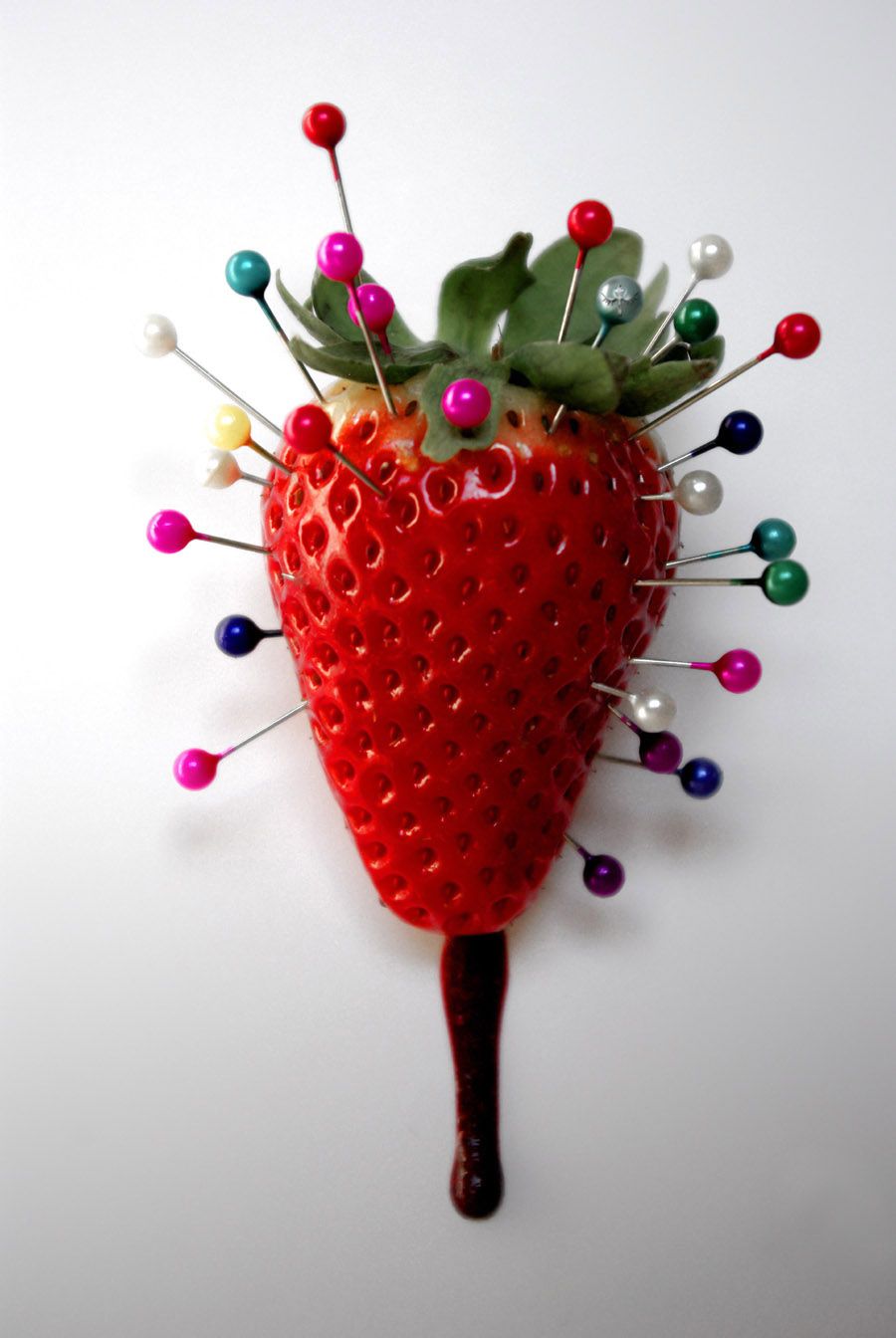 Photographie figuratif petit format blanc et rouge EPREUVE 7 – ZAKARI BABEL – 36 × 24 cm