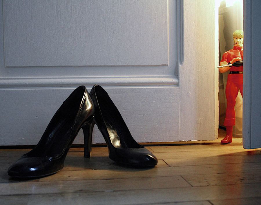 Photographie figuratif petit format COBRA ET CHAUSSURES – NATHALIE ROUX – 24 × 30 cm