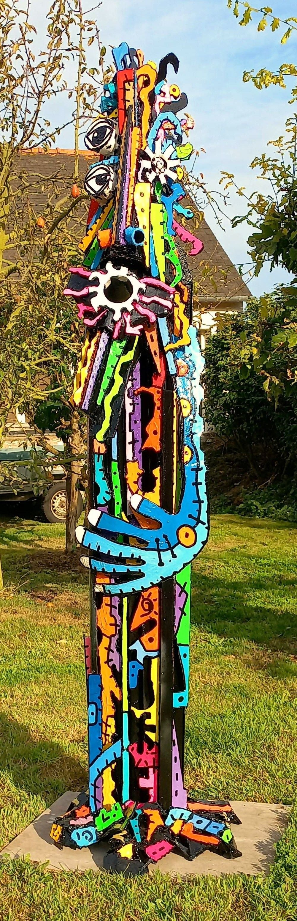 Sculpture figuratif format xxl Le gardien a la main bleue – MICHADU – 33 × 194 cm