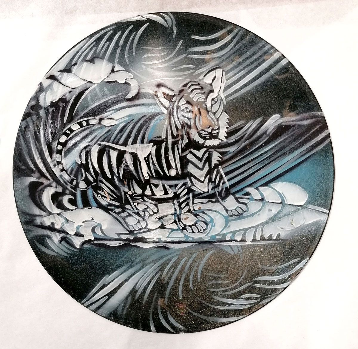 Sculpture figuratif petit format SURFIN TIGER 2 – ARTISTE OUVRIER – 25 × 25 cm