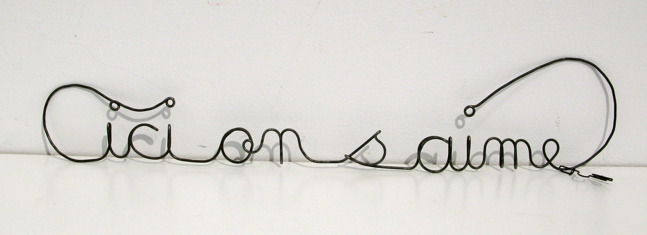 Sculpture figuratif petit format bleu Ici on s'aime Acier – JPHI – 40 × 8 cm