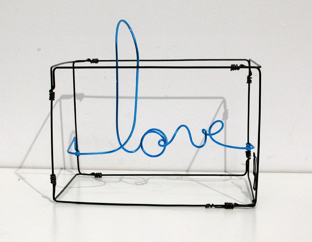 Sculpture figuratif petit format bleu et noir Love bleu petit 1 – JPHI – 19 × 11 cm