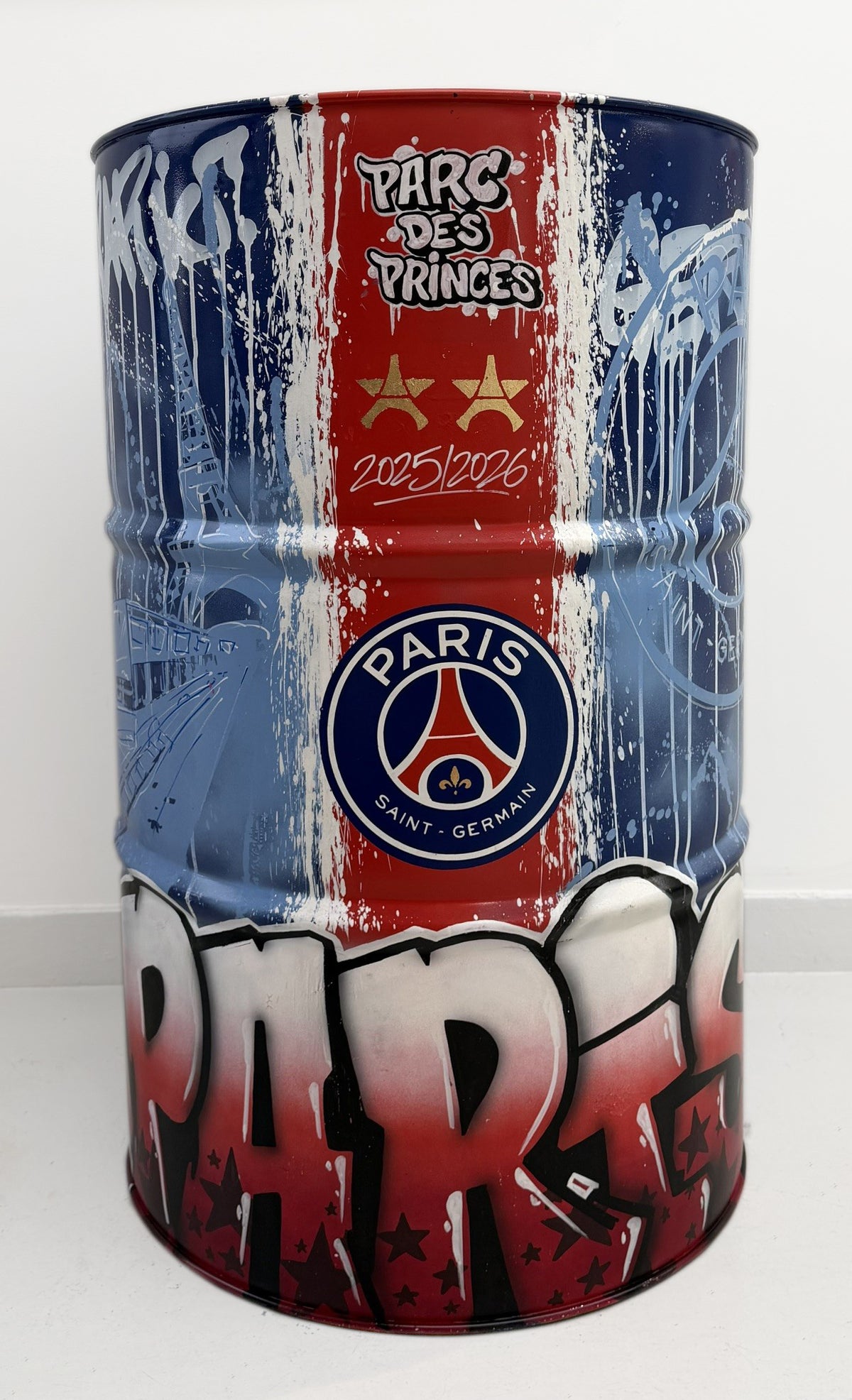 Sculpture street art sur baril dédiée au Paris Saint-Germain, réalisée à l'aérosol et technique mixte par JUG