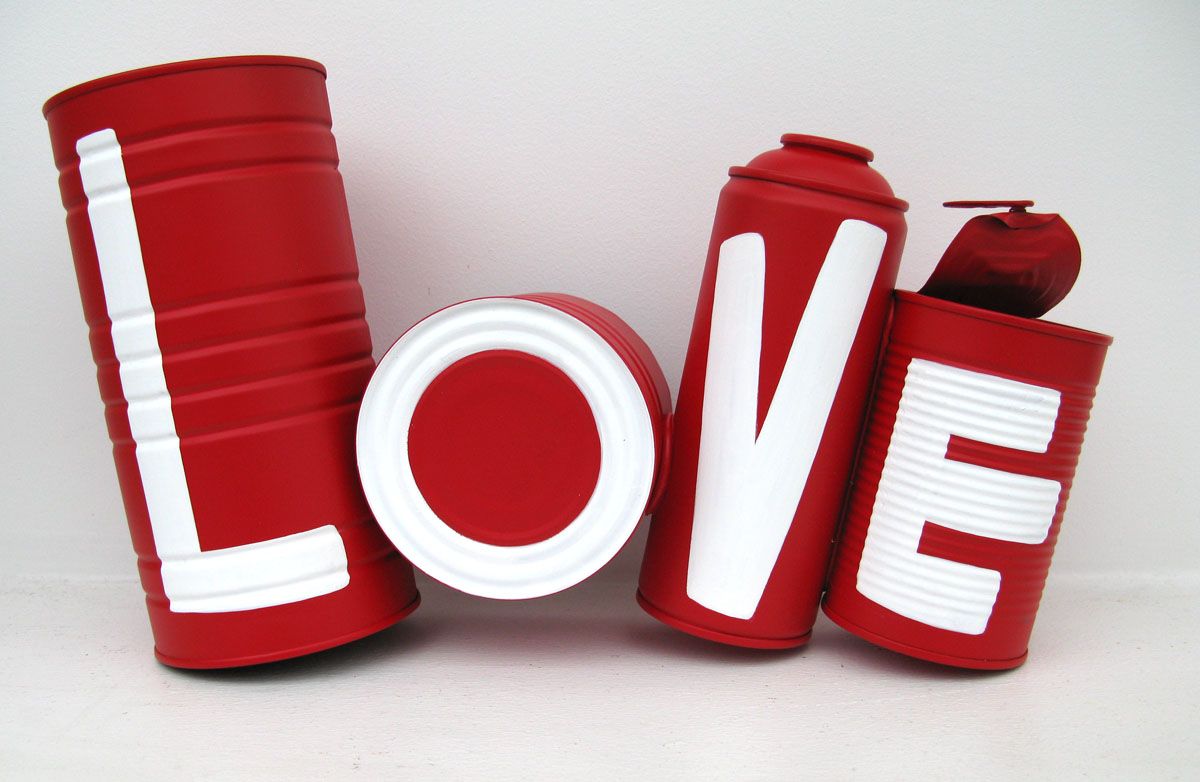 Sculpture graffiti petit format blanc et rouge Love – ME LATA – 40 × 21 cm