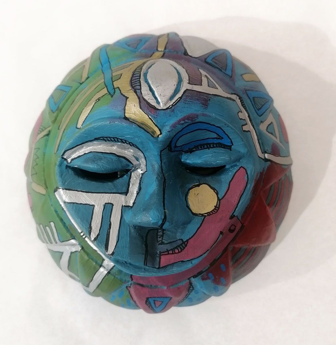 Sculpture graphique petit format Masque rond – TAREK – 18 × 18 cm