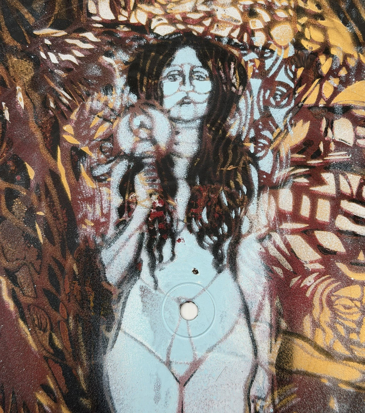 Sculpture Vérité de ARTISTE OUVRIER dans un intérieur – 30 × 30 cm