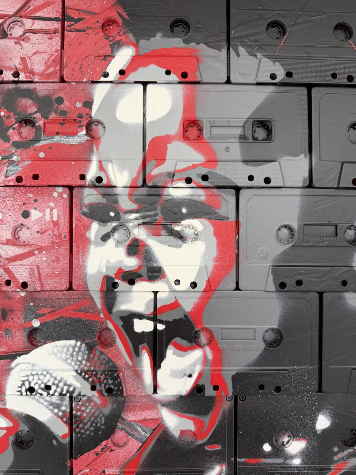 Sculpture Punk is not dead de MR MELODY dans un intérieur – 67 × 45 cm