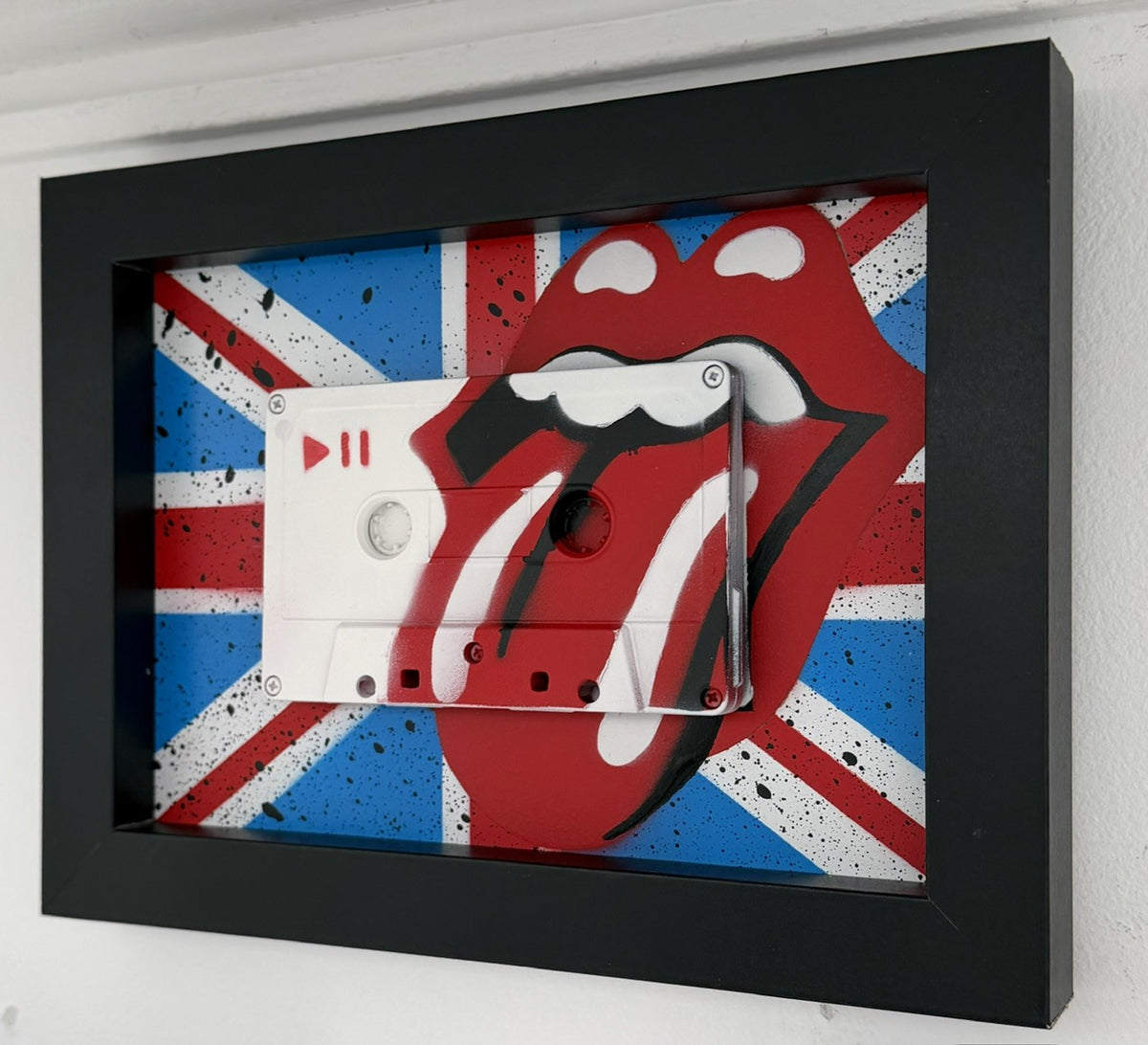 Sculpture Foreing Tongues - Rolling Stones de MR MELODY dans un intérieur – 15 × 20 cm