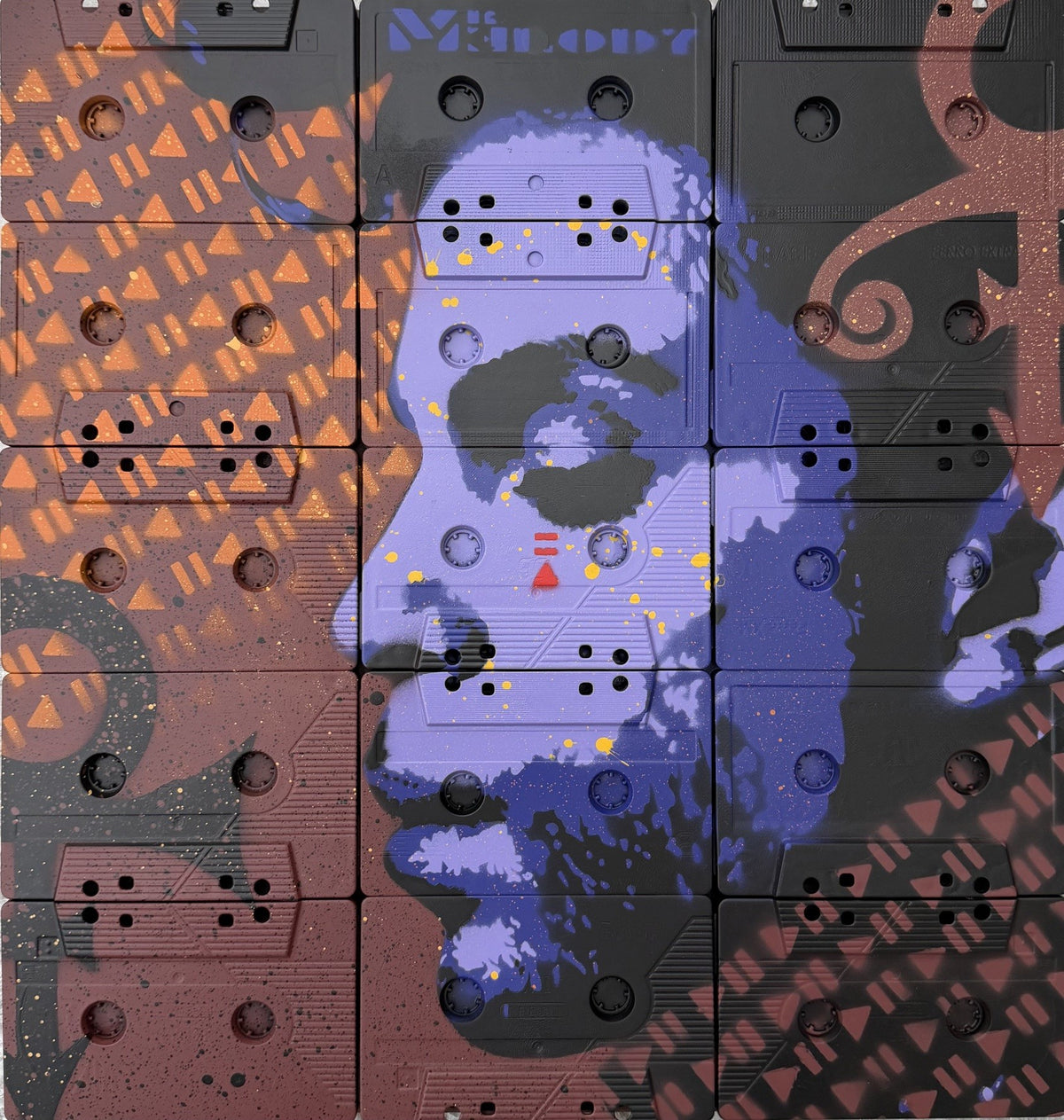 Sculpture en cassettes audio à l'aérosol représentant Prince, technique mixte violette de MR MELODY