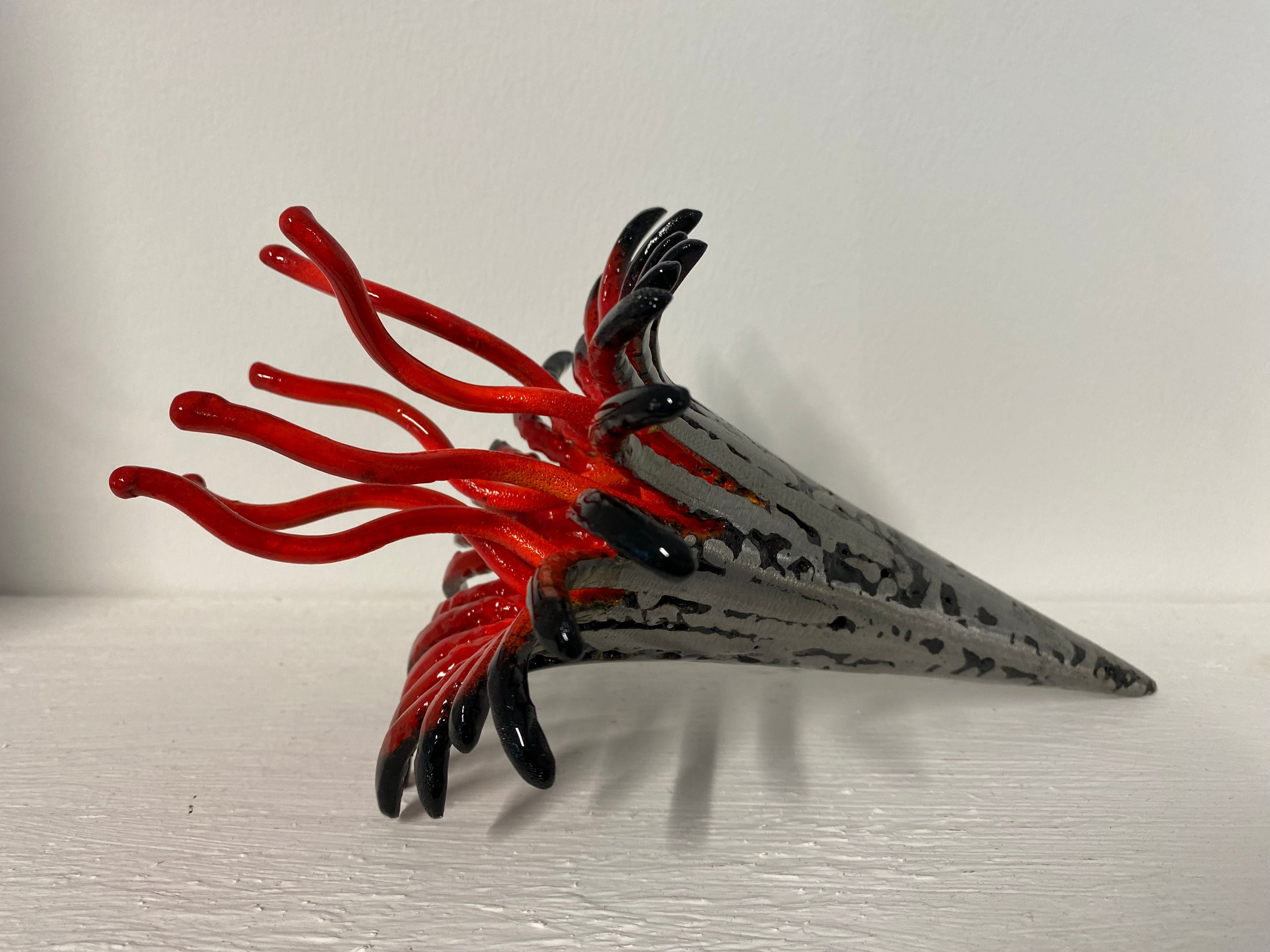 Sculpture petit format gris et rouge ANEMONIA 3 – SERGE GUARNIERI – 23 × 12 cm