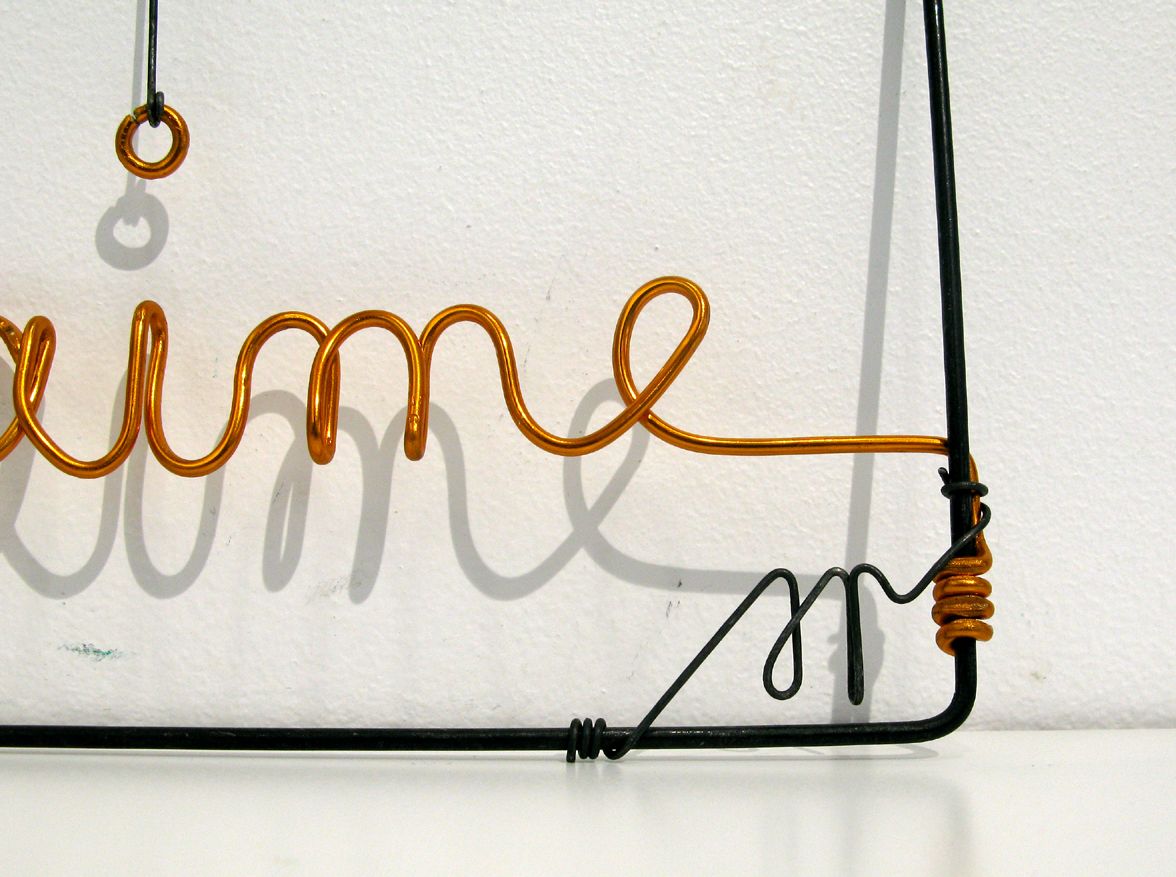 Sculpture de JPHI a pour titre  Ici on s'aime Doré 2  Aluminium style figuratif dim : JPHIprix:100