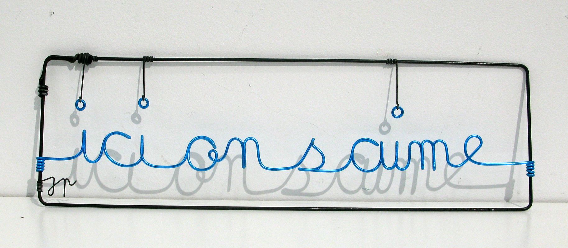 Sculpture de JPHI a pour titre  Ici on s'aime Bleu 1 Aluminium style figuratif dim : JPHIprix:100