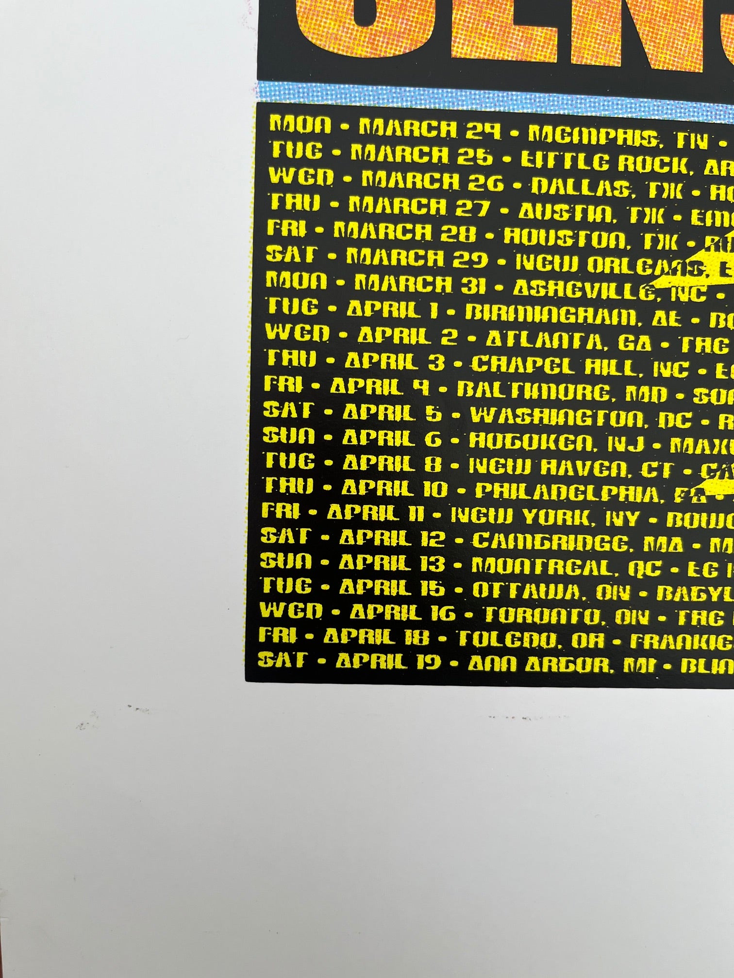 Serigraphie DIRT BOMBS 2008 de CHUCK SPERRY dans un intérieur – 89 × 45 cm
