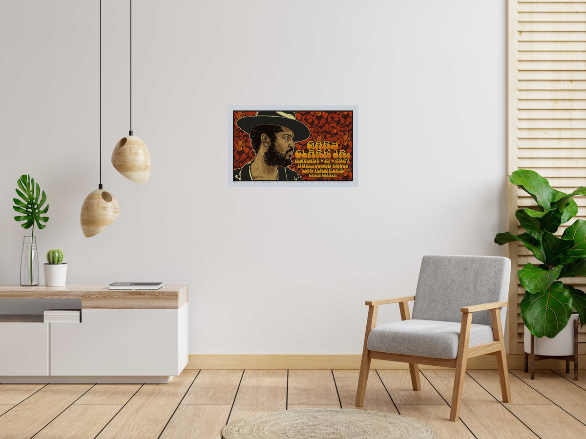 Serigraphie GARY CLARK Jr. HOLLYWOOD BOWL silver de CHUCK SPERRY dans un intérieur – 55 × 89 cm